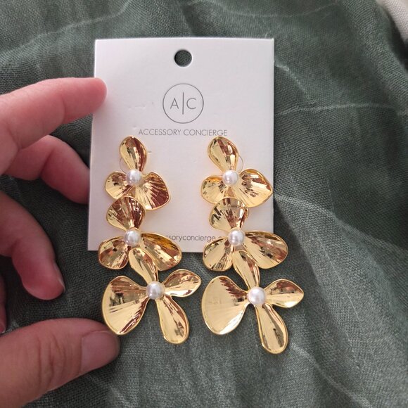 Gold Daisey Floral Drop Earrings with pearl - Picture 4 of 4